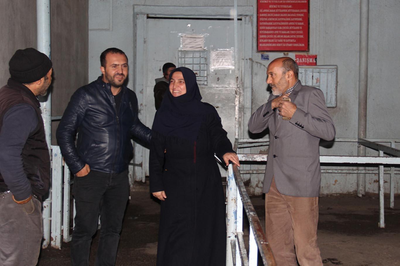Tahliye edilen "Kur’an hocası" kadın yaşadıklarını anlattı Tahliye edilen "Kur’an hocası" kadın yaşadıklarını anlattı